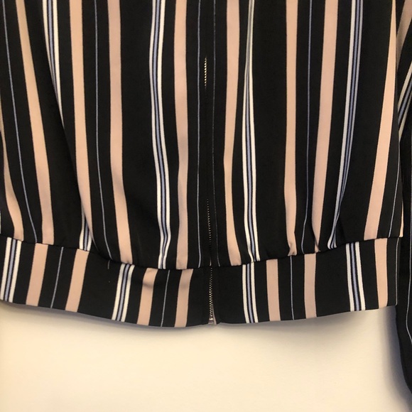 Dynamite Full Zip Crop Blouse, Size XS - Picture 4 of 10